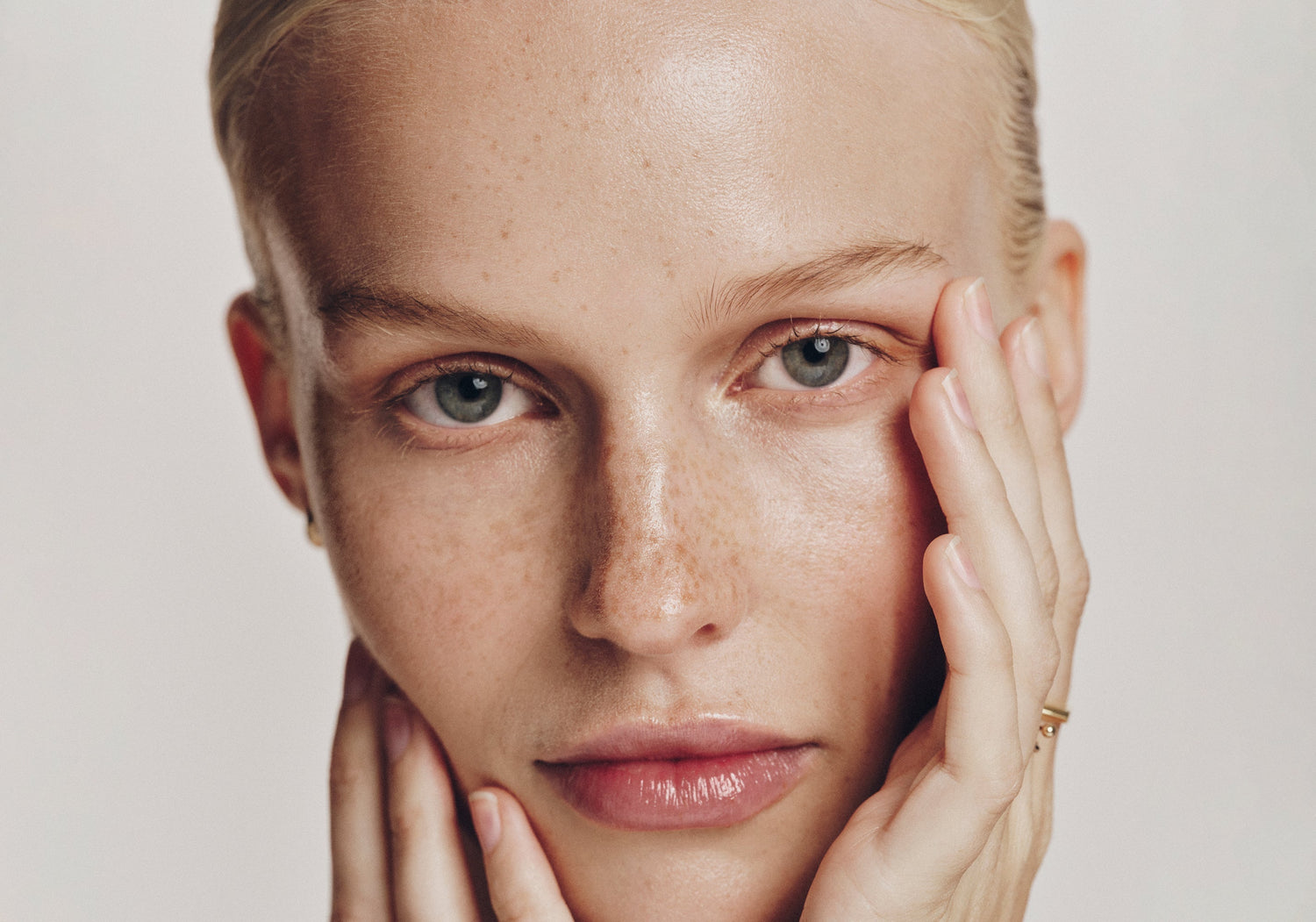 Why Your Makeup Glow Fades With The Day (And How To Make It Stay)